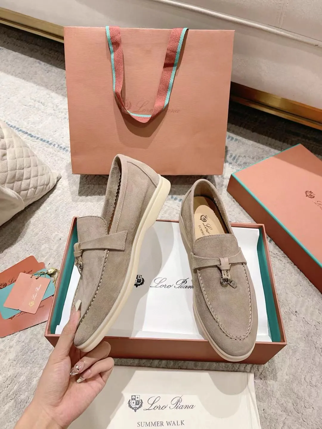 Factory price: 520💰4050 new color. Original purchase, 1⃣️: 1⃣️ folded and developed, Loro Piana professional model to try on feet, quality purchase level, flash sale of common products on the market, welcome to compare, original packaging. Fabric: Imported from Italy🐑High mercerized shearling, Lining: Hand-sewn mark thread in water-dyed cowhide imported from Italy🧵, high-end and elegant. Comfortable on the feet. Size: Women's 35-42 (41, 42) customized, non-returnable, men's 38-45 (46, 47, 48) customized, non-refundable. Fashionable boutiques that you can’t miss, a must-have item